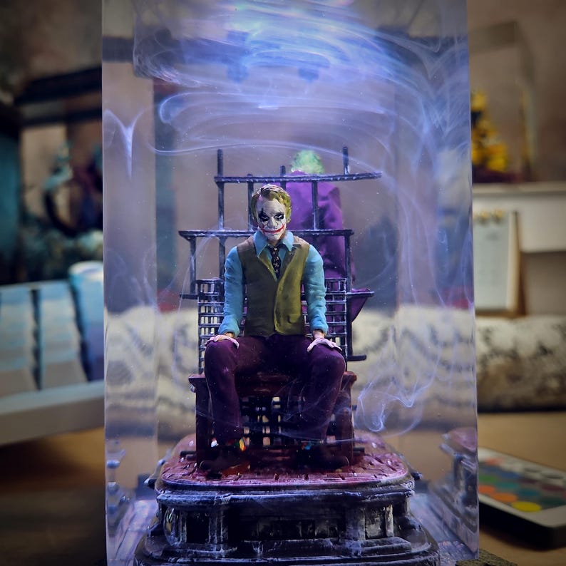 Madness Unchained – Joker Diorama Resin Lamp